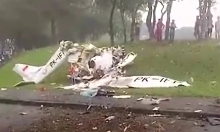 Pesawat Jatuh di Lapangan Sunburst BSD City, Serpong, Tangsel