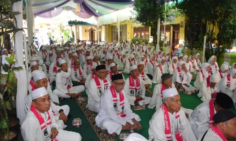 Pilar Lepas Jemaah Haji KBIHU Daarul Hikmah Pamulang