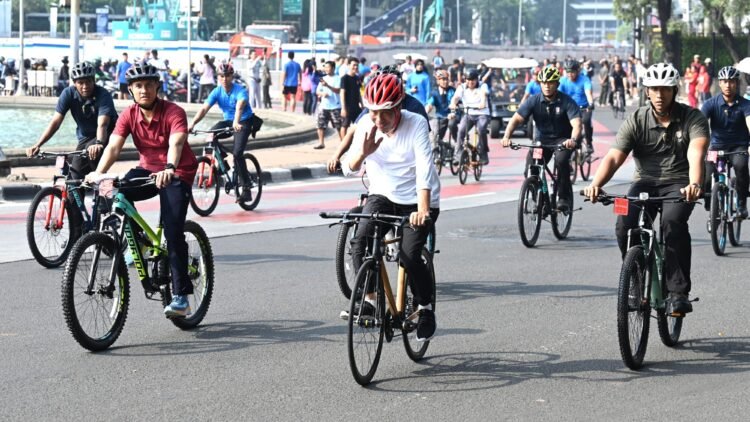 Bersepeda di Kawasan Sudirman-Thamrin, Presiden Jokowi Olahraga Bersama Masyarakat