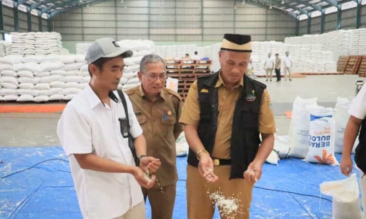 DPKP Kabupaten Tangerang Cek Mutu Beras Bantuan Sebelum Disalurkan
