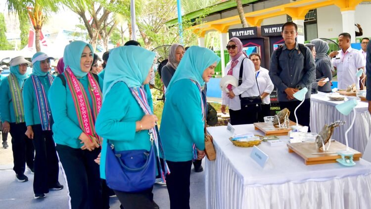 Ibu Iriana Panen Mutiara dan Tinjau UMKM di Balai Perikanan Budidaya Laut Lombok