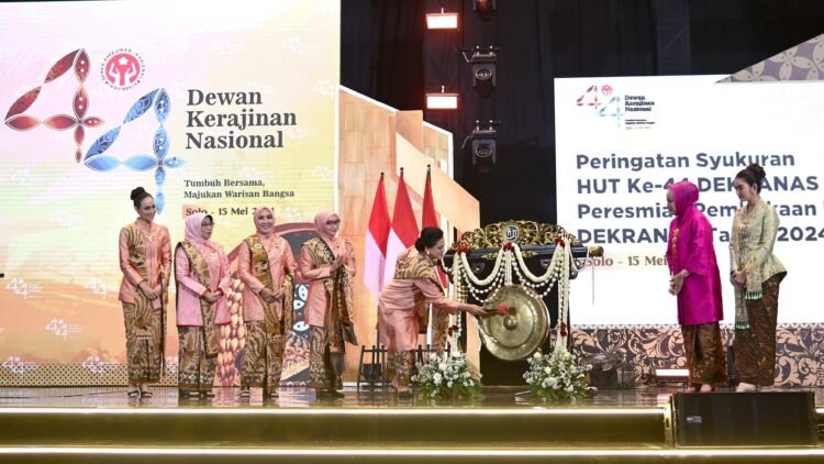 Ibu Iriana dan Anggota OASE KIM Hadiri Peringatan HUT Ke-44 Dekranas