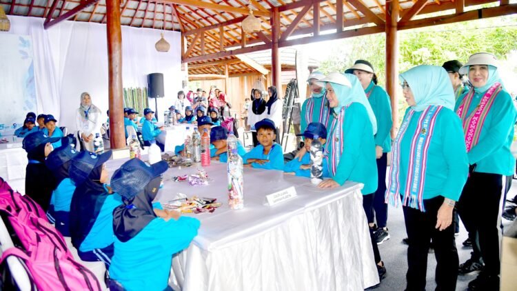 Ibu Negara dan OASE-KIM Bersama Pelajar Lombok Barat dalam Aksi Lingkungan