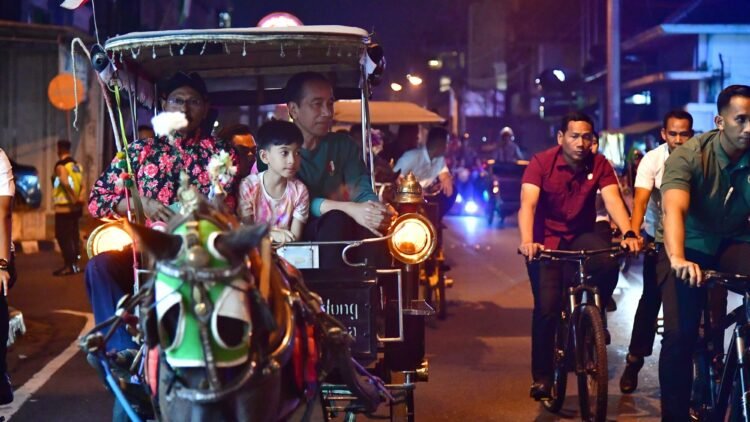 Momen Presiden Jokowi Ajak Cucunya Berkeliling Malioboro Naik Andong