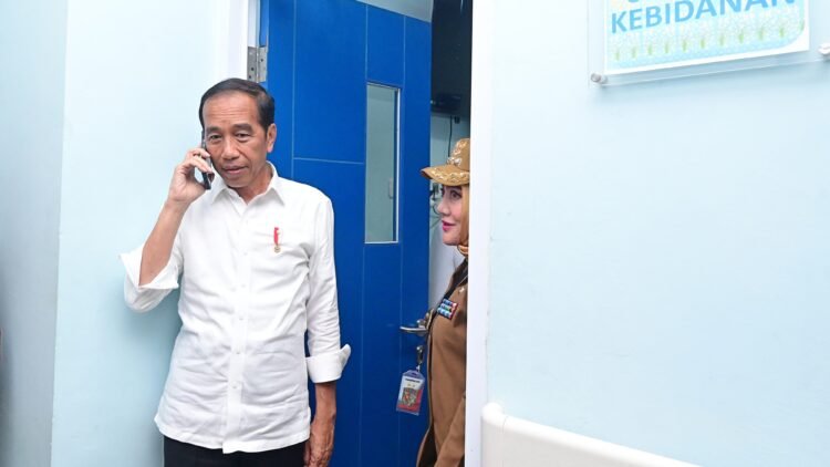 Momen Presiden Jokowi Telepon Pak Bas Saat Tinjau RSUD dr. Sobirin