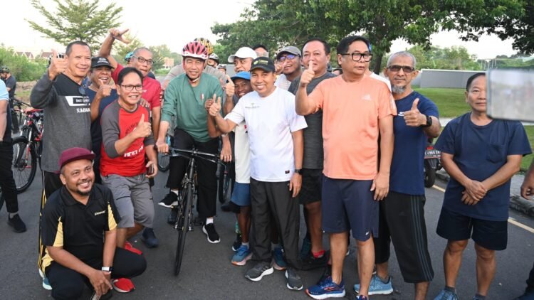 Pagi di Mataram, Presiden Jokowi Gowes Sepeda Bambu