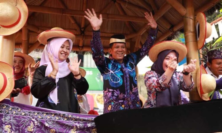 Pemkab Tangerang Meriahkan Pawai Mobil Hias HUT Ke-44 Dekranas