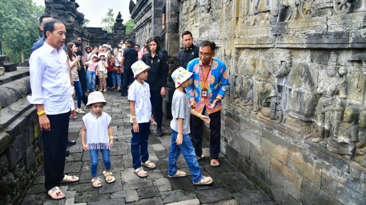 Presiden Jokowi Ajak Keluarga Berakhir Pekan di Candi Borobudur