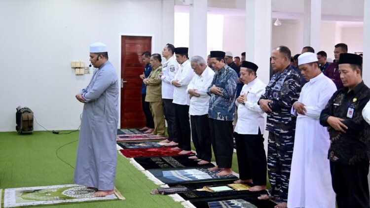 Presiden Jokowi Salat Jumat di Masjid Abdullah bin Abbas Kabupaten Kampar