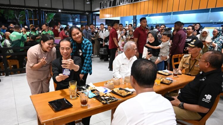 Presiden Jokowi Santap Mi dan Sapa Warga Mataram