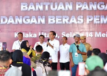 Presiden Jokowi Serahkan Bantuan Pangan bagi Masyarakat di Kolaka Utara