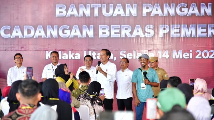 Presiden Jokowi Serahkan Bantuan Pangan bagi Masyarakat di Kolaka Utara