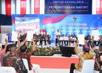 Presiden Jokowi Serahkan Ribuan Sertifikat Tanah Elektronik Hasil Redistribusi Tanah di Banyuwangi