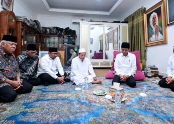 Presiden Jokowi Takziah ke Rumah Duka Almarhumah Syarifah Salma