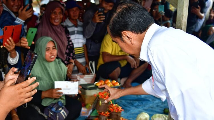 Presiden Jokowi Tinjau Pasar Rakyat Kambara, Pastikan Stabilitas Harga Kebutuhan Pokok
