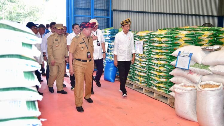 Presiden Jokowi Tinjau Stok Beras dan Bagikan Bantuan Pangan di Muna