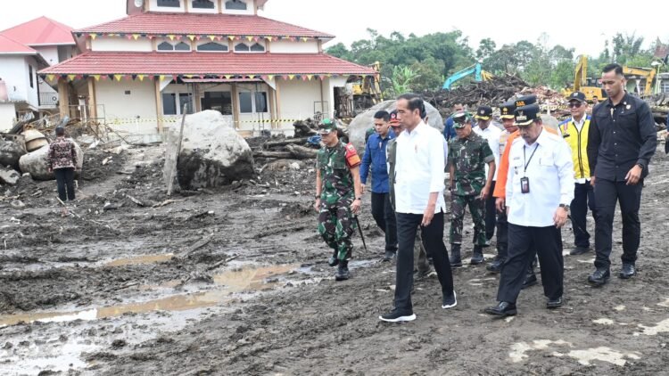 Presiden dan Ibu Iriana Tinjau Area Terdampak Longsor dan Banjir Bandang di Agam
