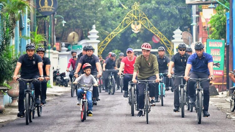 Sabtu Pagi di Yogyakarta, Presiden Jokowi Gowes “Dikawal” Jan Ethes