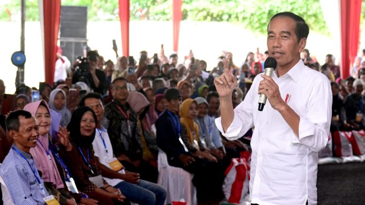 Tinjau Gudang Bulog di Lubuklinggau, Presiden Jokowi Pastikan Kelanjutan Bantuan Pangan