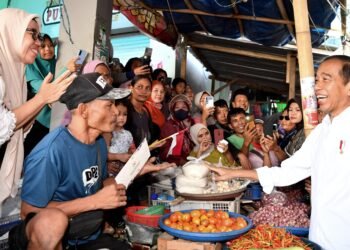 Tinjau Harga Bahan Pokok di Pasar Seketeng, Presiden: Baik dan Turun