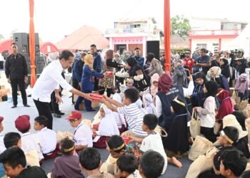 Tinjau Posko Pengungsi di Agam, Presiden Jokowi Serahkan Bantuan bagi Warga Terdampak Bencana