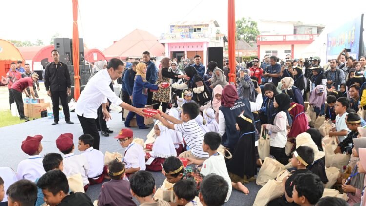 Tinjau Posko Pengungsi di Agam, Presiden Jokowi Serahkan Bantuan bagi Warga Terdampak Bencana