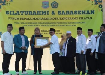 Forum Kepala Madrasah Tangsel Berikan Penghargaan kepada Airin Rachmi Diany