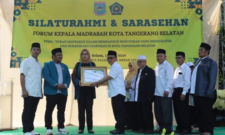 Forum Kepala Madrasah Tangsel Berikan Penghargaan kepada Airin Rachmi Diany