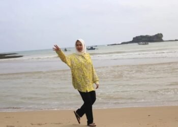 Airin Rachmi Diany Nikmati Keindahan Pantai Pulo Manuk di Bayah Lebak