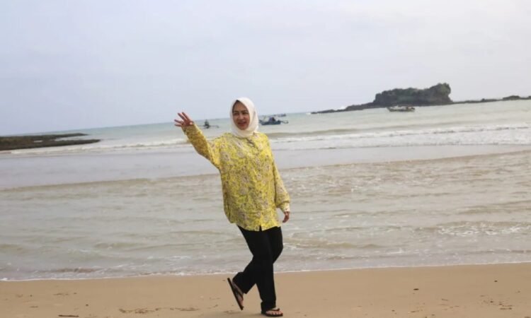Airin Rachmi Diany Nikmati Keindahan Pantai Pulo Manuk di Bayah Lebak