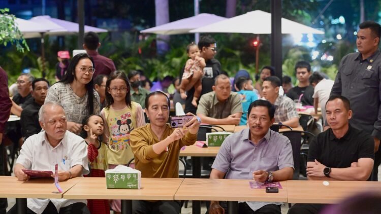 Minggu Malam di Semarang, Presiden Jokowi Nikmati Kuliner Mi Pedas