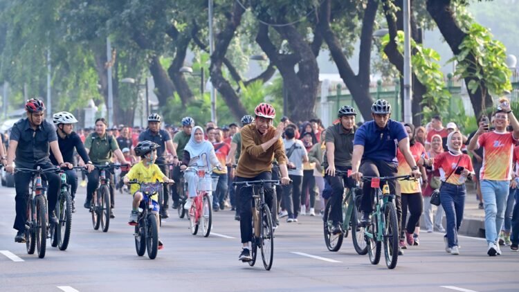 Olahraga Minggu Pagi, Presiden dan Ibu Iriana Ajak Jan Ethes Bersepeda di Kawasan Sudirman-Thamrin