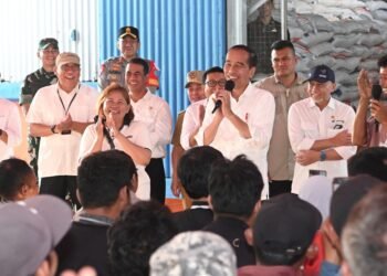 Presiden Jokowi Tinjau Stok Beras dan Serahkan Bantuan Cadangan Pangan di Palangkaraya
