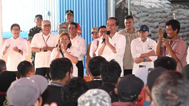 Presiden Jokowi Tinjau Stok Beras dan Serahkan Bantuan Cadangan Pangan di Palangkaraya