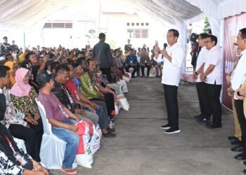 Serahkan Bantuan Pangan di Gudang Bulog Buntok, Presiden Pastikan Kontinuitas hingga Desember