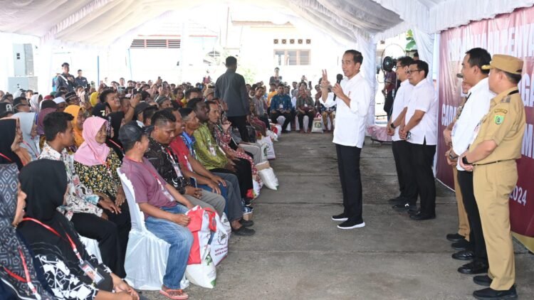 Serahkan Bantuan Pangan di Gudang Bulog Buntok, Presiden Pastikan Kontinuitas hingga Desember