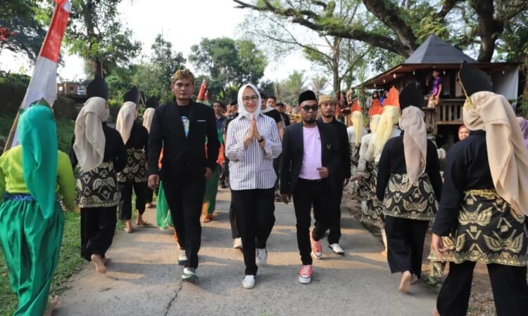 Pesta Rakyat Budaya Ngaruwat Bumi, Kehadiran Airin Rachmi Diany Disambut Gembira Warga