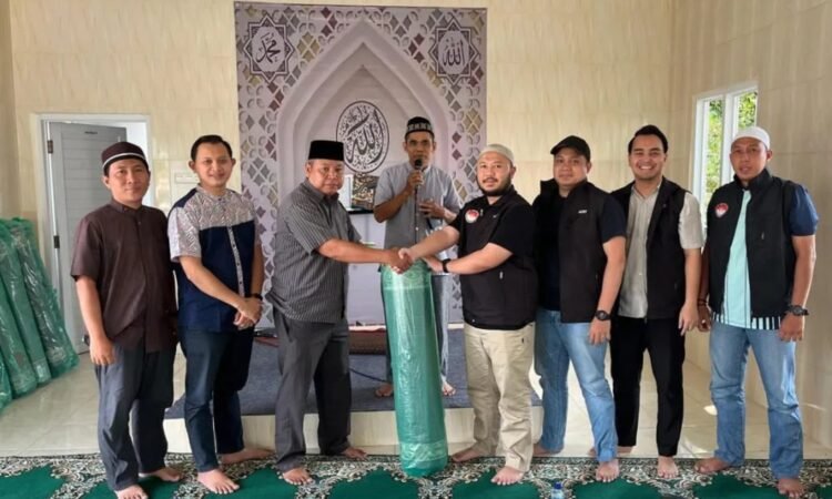 Gema Tangsel Salurkan Wakaf Karpet di Musala Nurhasanah Cireundeu