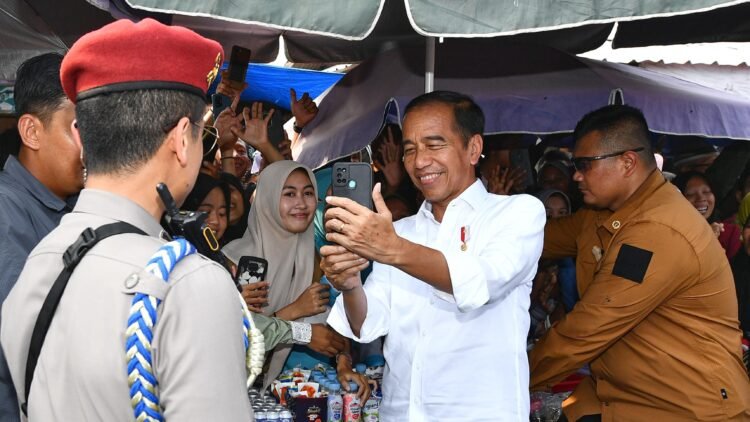 Antusiasme Warga Lampung Utara Sambut Kunjungan Presiden Jokowi ke Pasar Sentral Kotabumi