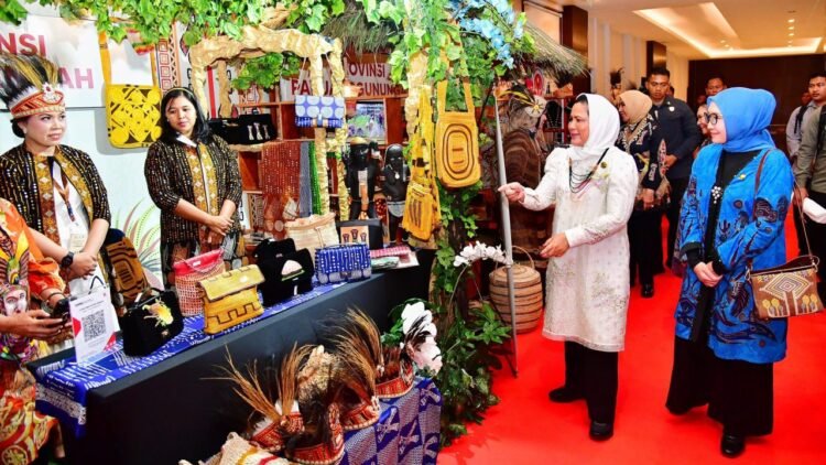 Ibu Iriana Apresiasi Produk Kriya Pelaku UMKM di Wilayah Papua