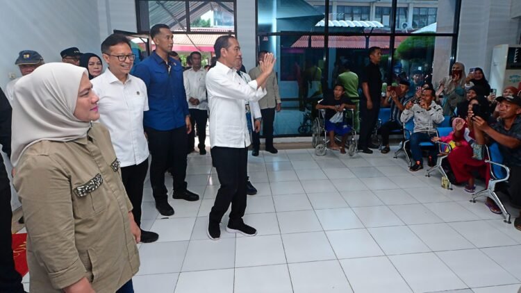 Kunjungi RSUD H. Andi Sulthan Daeng Radja Bulukumba, Presiden Jokowi Dengar Cerita Pasien dan Petugas