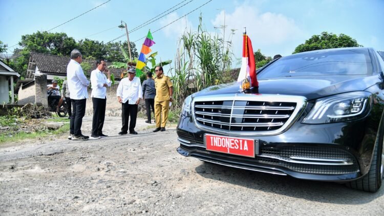 Momen Presiden Jokowi Berhenti Mendadak Cek Jalan Rusak di Lampung Selatan