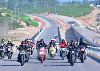Naik Motor, Presiden Jokowi Ajak Para Influencers Tinjau Jalan Tol IKN