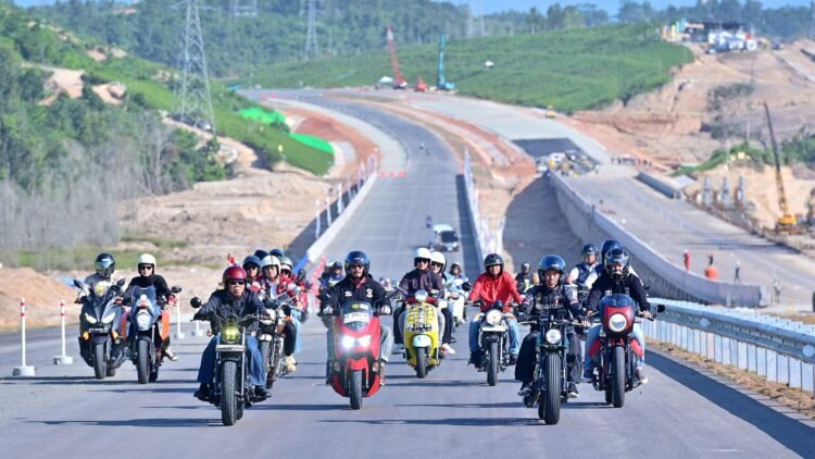 Naik Motor, Presiden Jokowi Ajak Para Influencers Tinjau Jalan Tol IKN