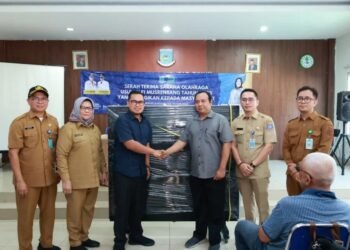 Pilar Serahkan Bantuan Perlengkapan Olahraga untuk Masyarakat di Kelurahan Rengas