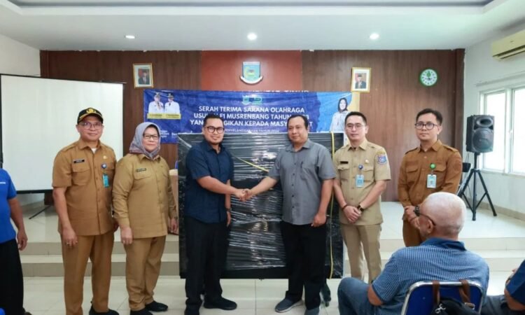 Pilar Serahkan Bantuan Perlengkapan Olahraga untuk Masyarakat di Kelurahan Rengas