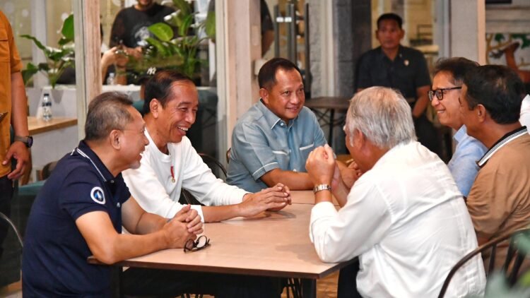 Presiden Jokowi Nikmati Malam Santai di Kafe dan Sapa Warga Lampung Tengah