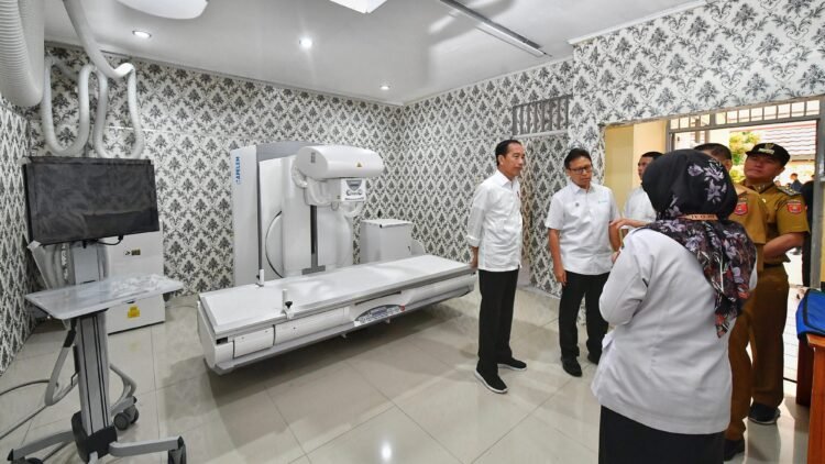 Presiden Jokowi Tinjau Pelayanan Kesehatan di RSUD Alimuddin Umar Lampung Barat