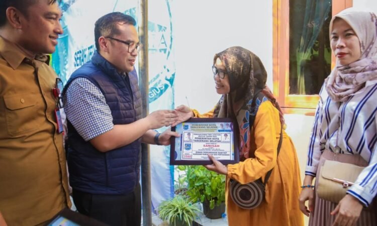 Rumahnya Dibedah Pemkot Jadi Layak, Sanisah Bagikan Kebahagiaannya di Hadapan Pilar