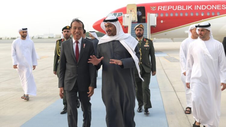 Tiba di Abu Dhabi, Presiden Jokowi Disambut Langsung Presiden MBZ di Bandara Zayed